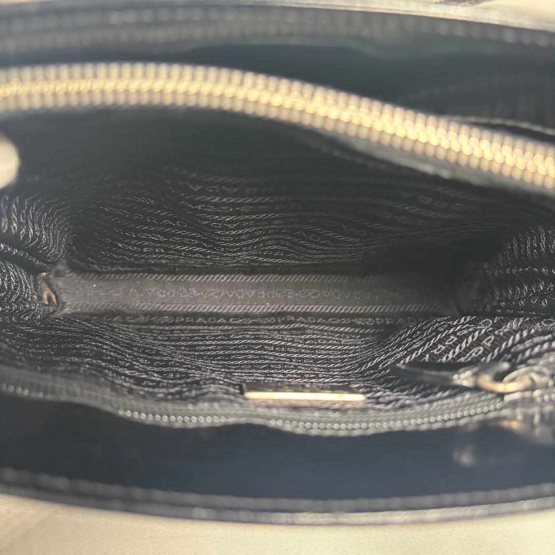 プラダ トートバッグ ショルダーバッグ 肩掛け エナメル ロゴ型押し ブラック