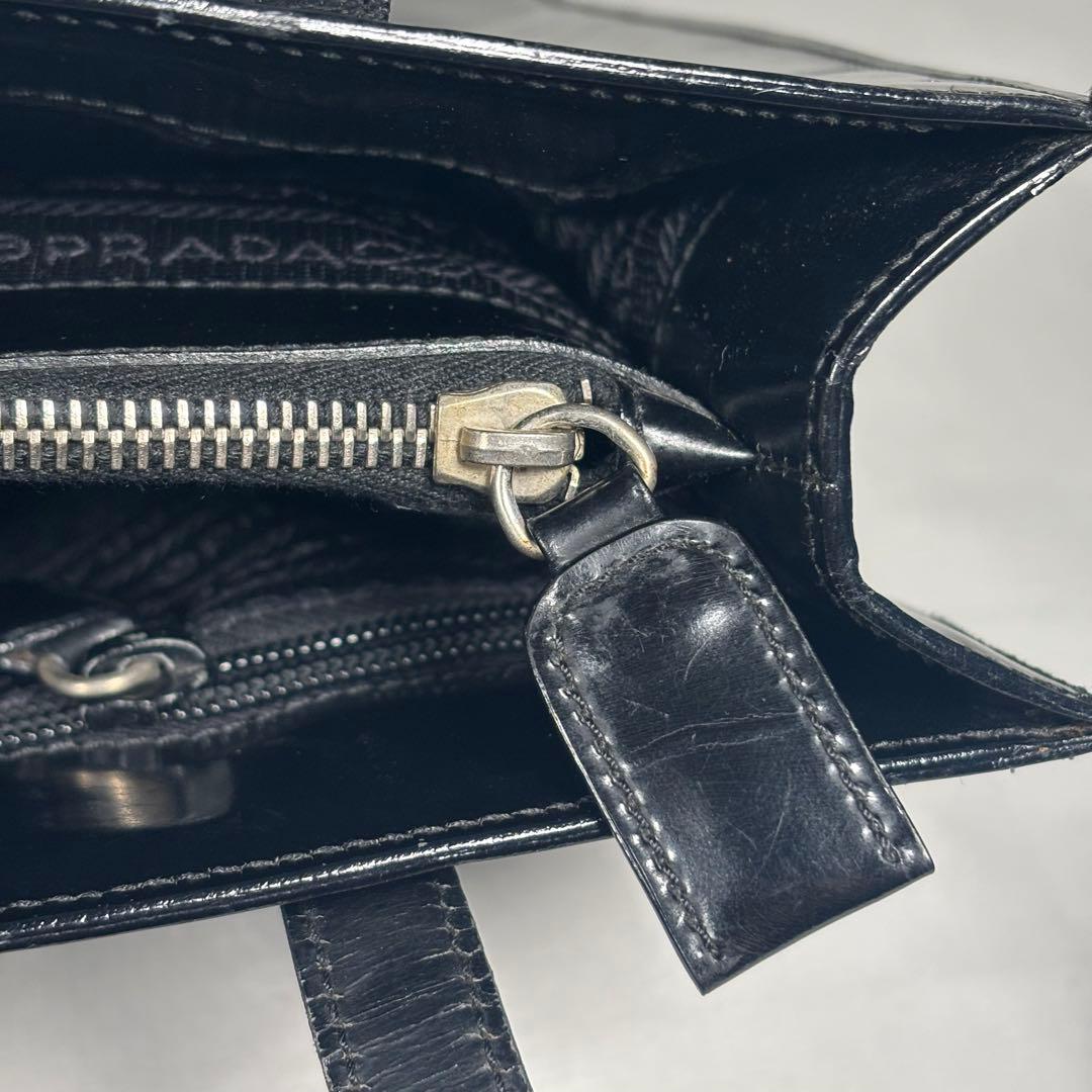 プラダ トートバッグ ショルダーバッグ 肩掛け エナメル ロゴ型押し ブラック
