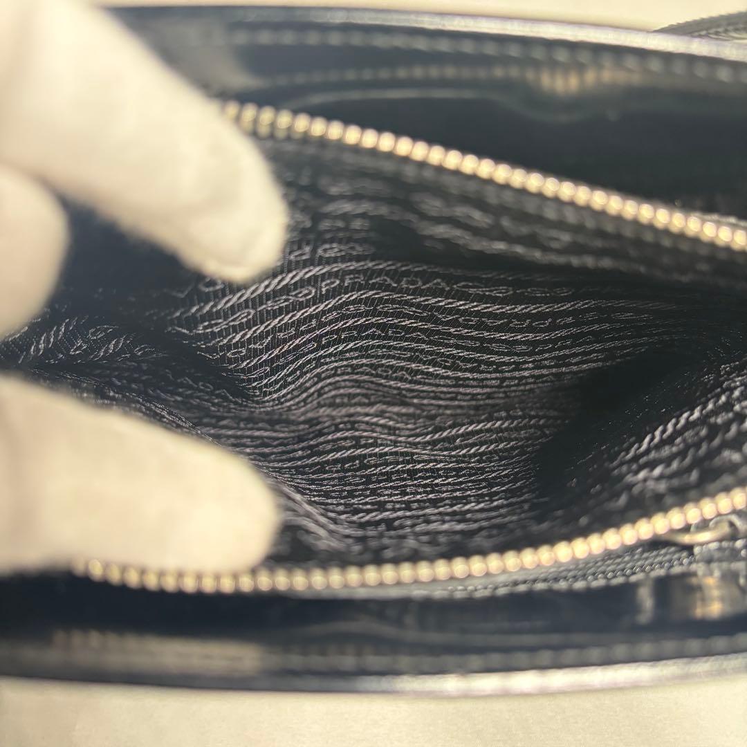 プラダ トートバッグ ショルダーバッグ 肩掛け エナメル ロゴ型押し ブラック