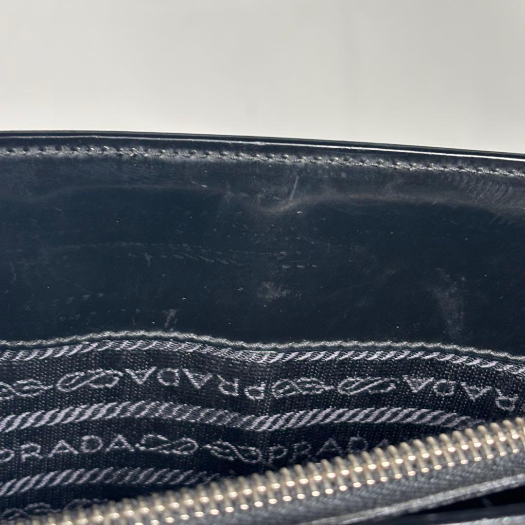 プラダ トートバッグ ショルダーバッグ 肩掛け エナメル ロゴ型押し ブラック