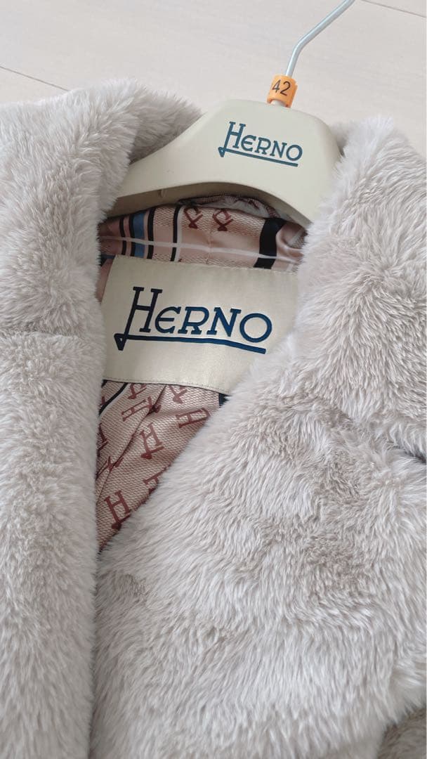 新品同様美品Herno ベージュベルト付きロングコート42