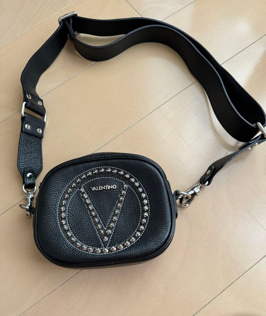 VALENTINO スタッズ付きショルダーバッグ(ブラック)