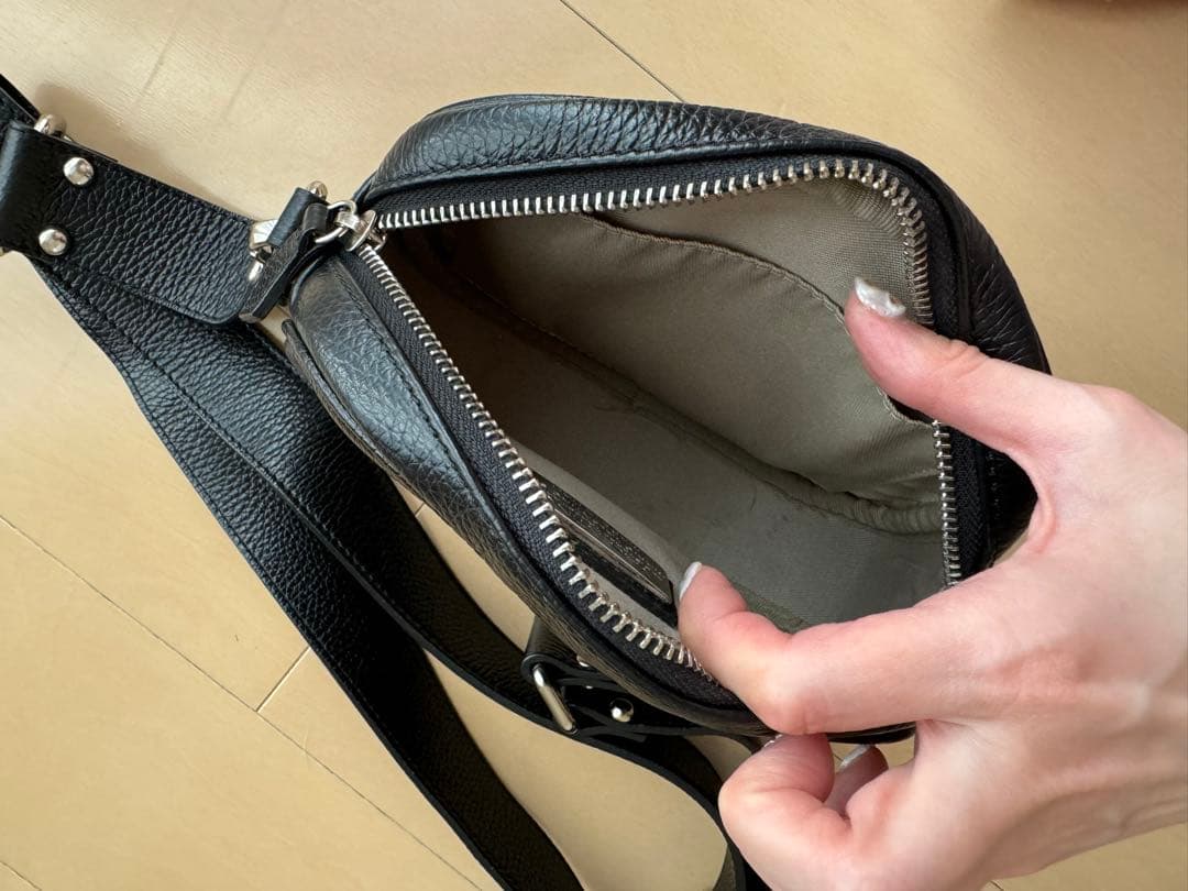 VALENTINO スタッズ付きショルダーバッグ(ブラック)