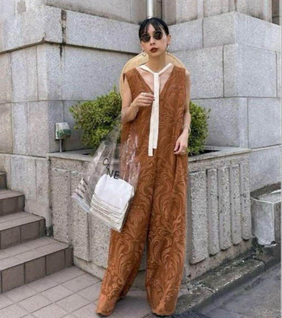 アメリ　ヴィンテージ　CHLOE V NECK ROMPERS