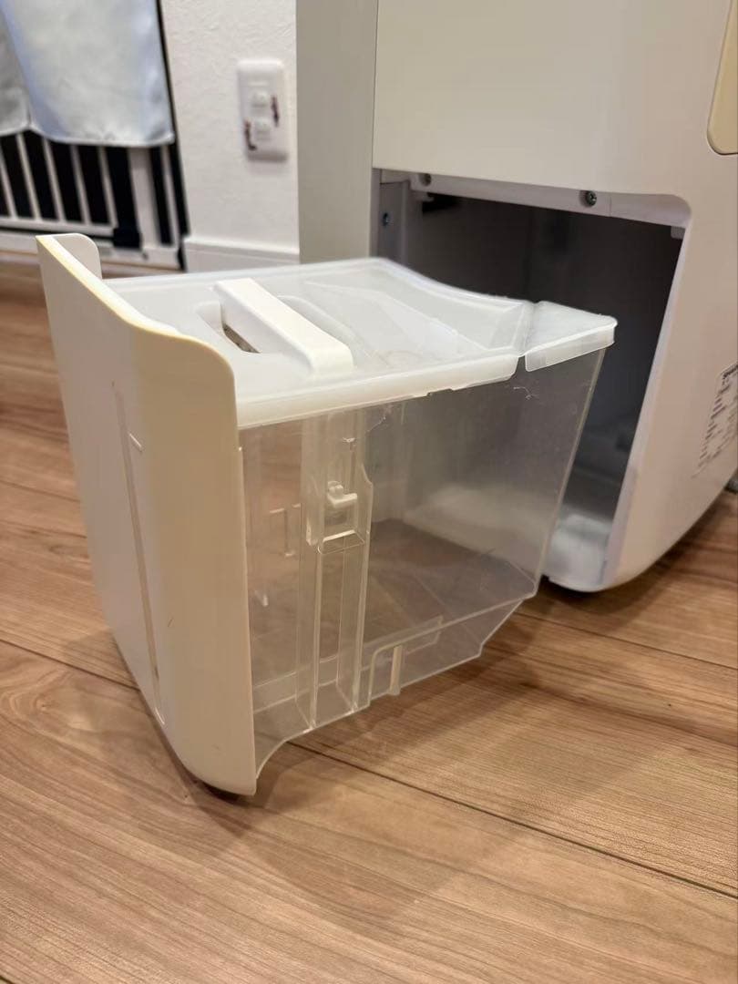 1ヶ月程度使用　SHARP 除湿機 CV-H120-W 2018年製　説明書付き