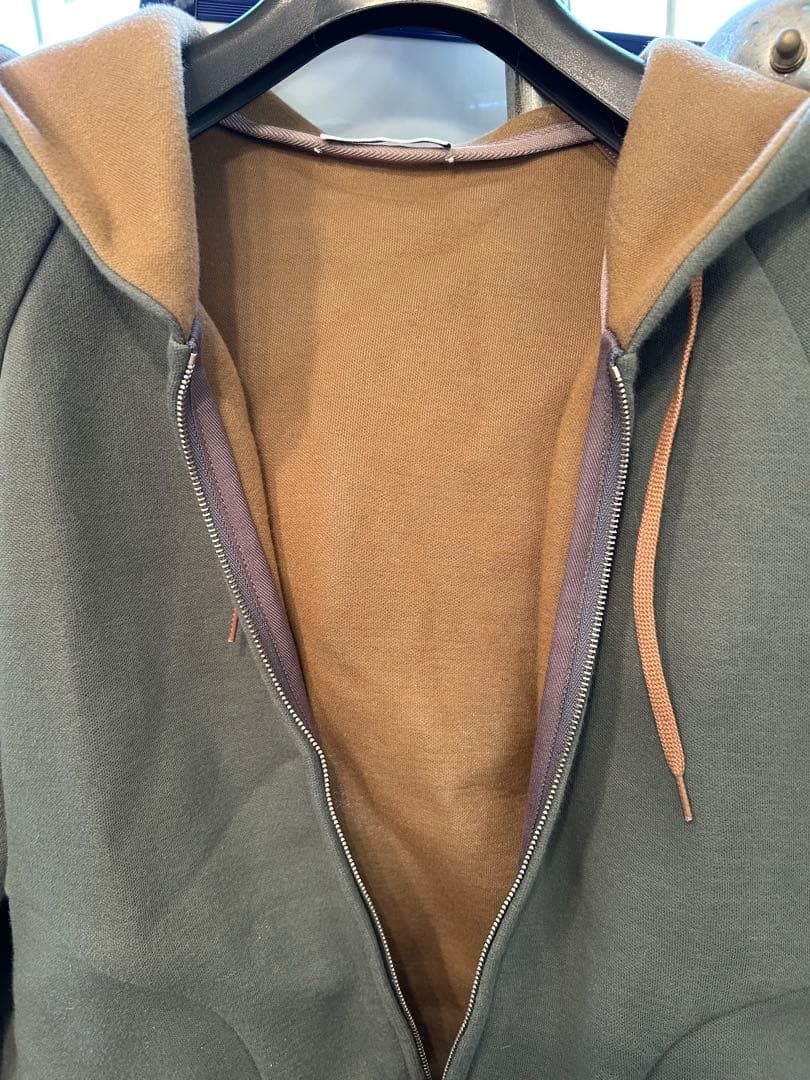 ミナペルホォネンのパーカー