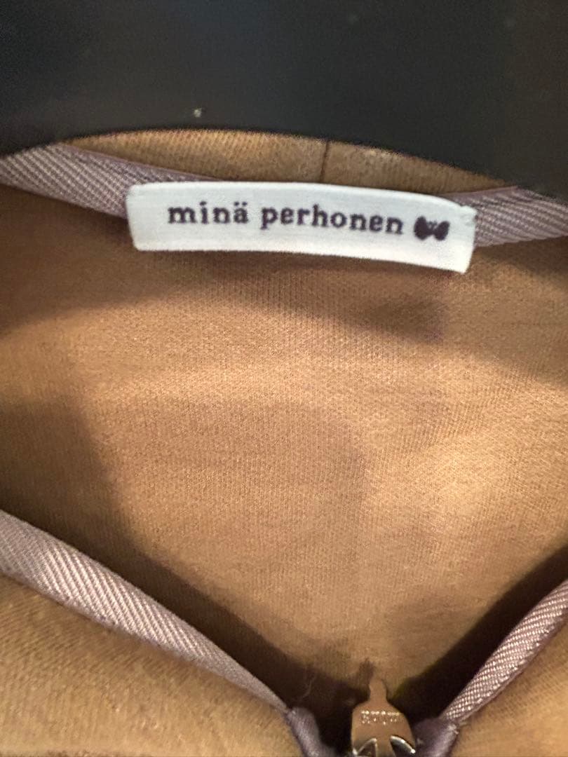 ミナペルホォネンのパーカー