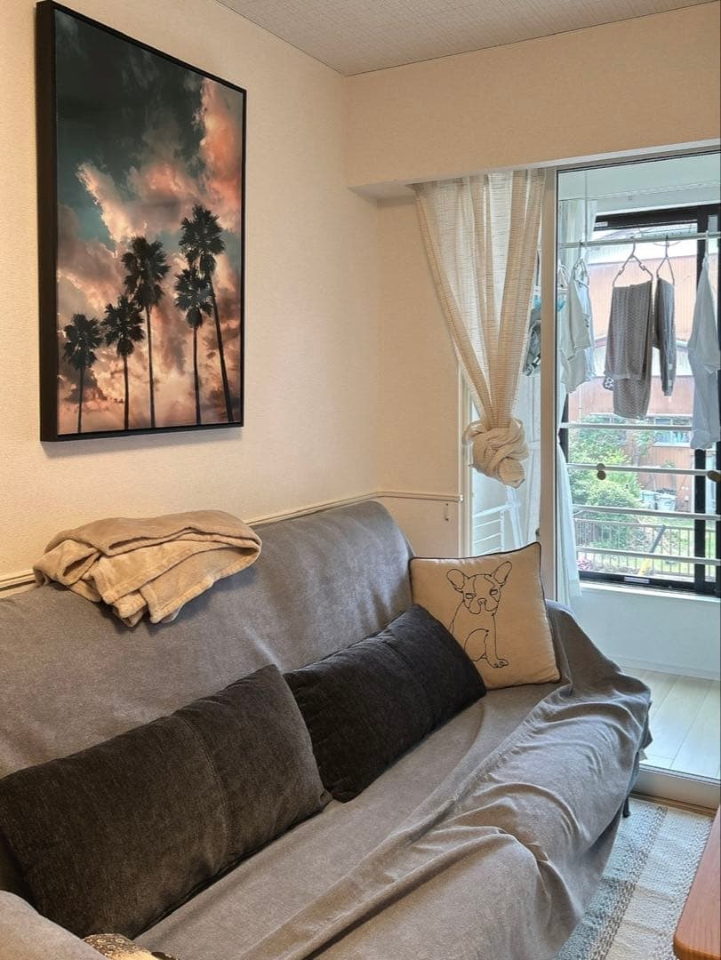 グレーの3人掛けソファ（クッション付き）