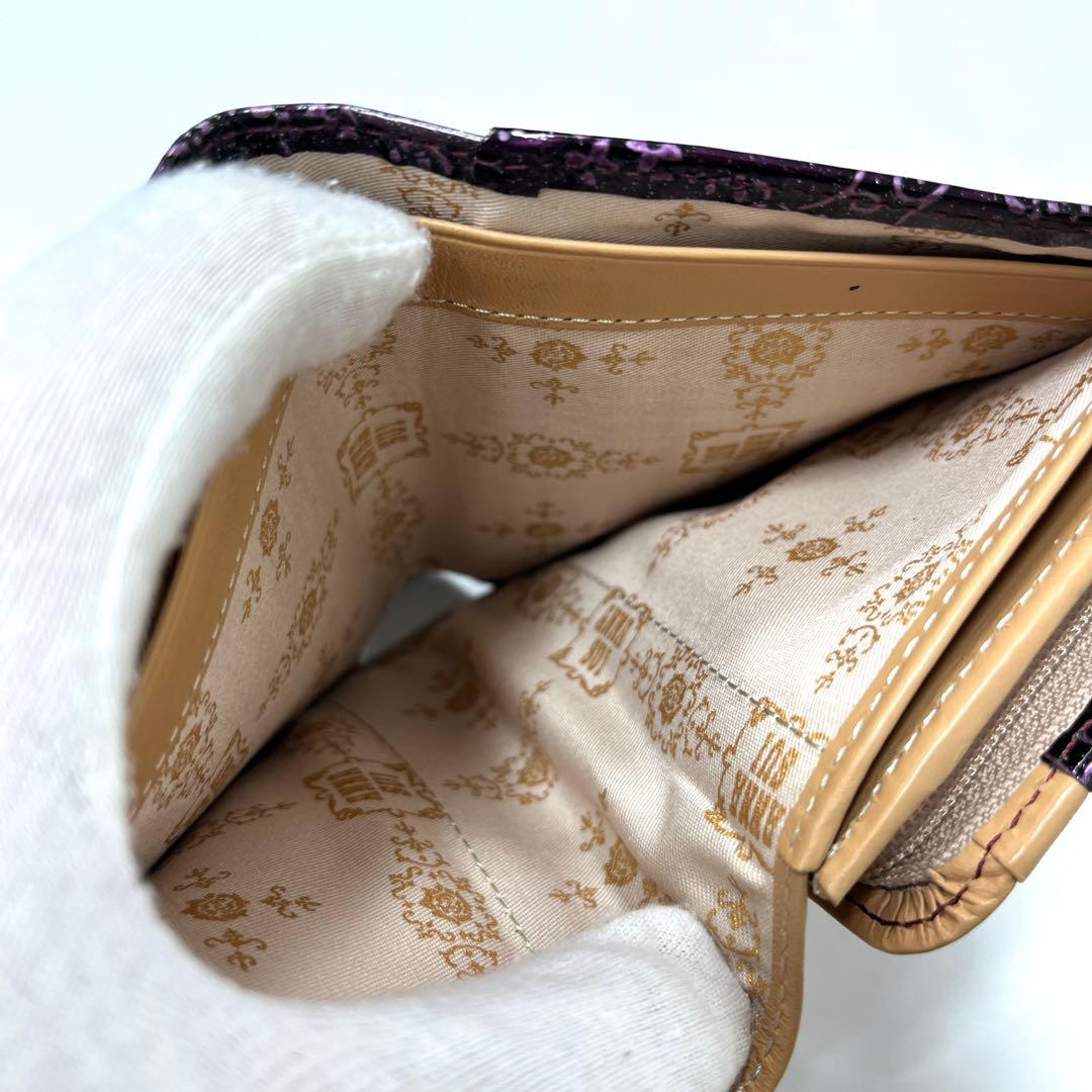 【人気モデル‼︎】ANNA SUI ルーミー　二つ折り財布　薔薇型押し　パープル