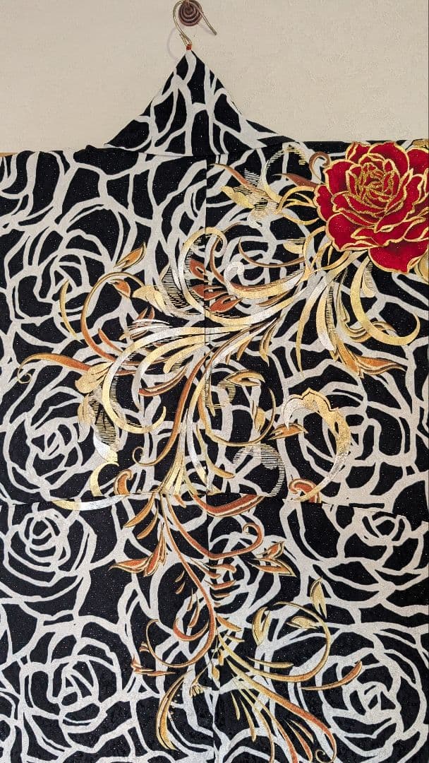 【超美品•現代柄】黒地に華やかな白と赤と金のバラの振袖＆袋帯のセット♪172cm