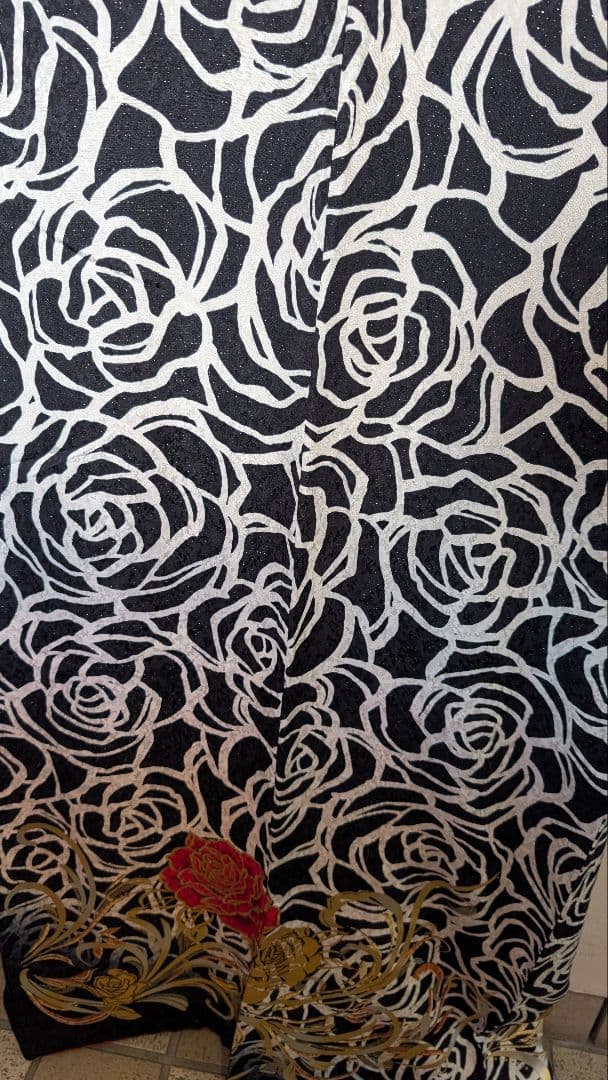 【超美品•現代柄】黒地に華やかな白と赤と金のバラの振袖＆袋帯のセット♪172cm