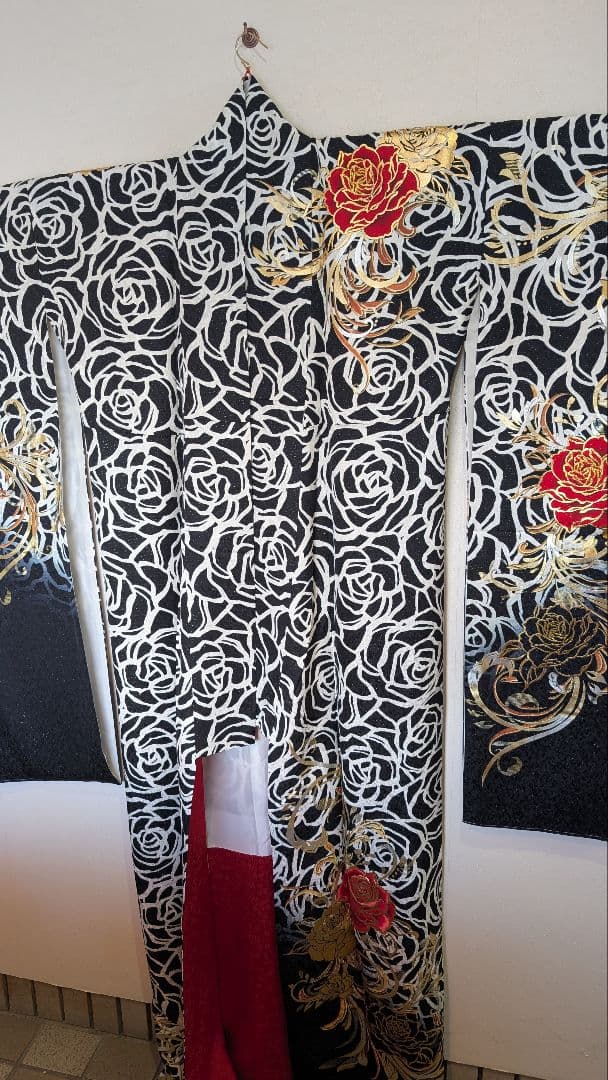 【超美品•現代柄】黒地に華やかな白と赤と金のバラの振袖＆袋帯のセット♪172cm