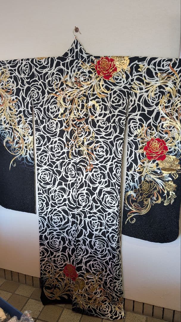 【超美品•現代柄】黒地に華やかな白と赤と金のバラの振袖＆袋帯のセット♪172cm