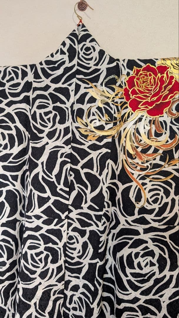 【超美品•現代柄】黒地に華やかな白と赤と金のバラの振袖＆袋帯のセット♪172cm