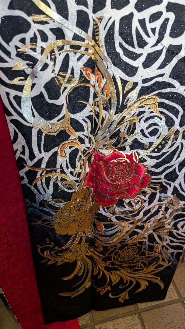 【超美品•現代柄】黒地に華やかな白と赤と金のバラの振袖＆袋帯のセット♪172cm