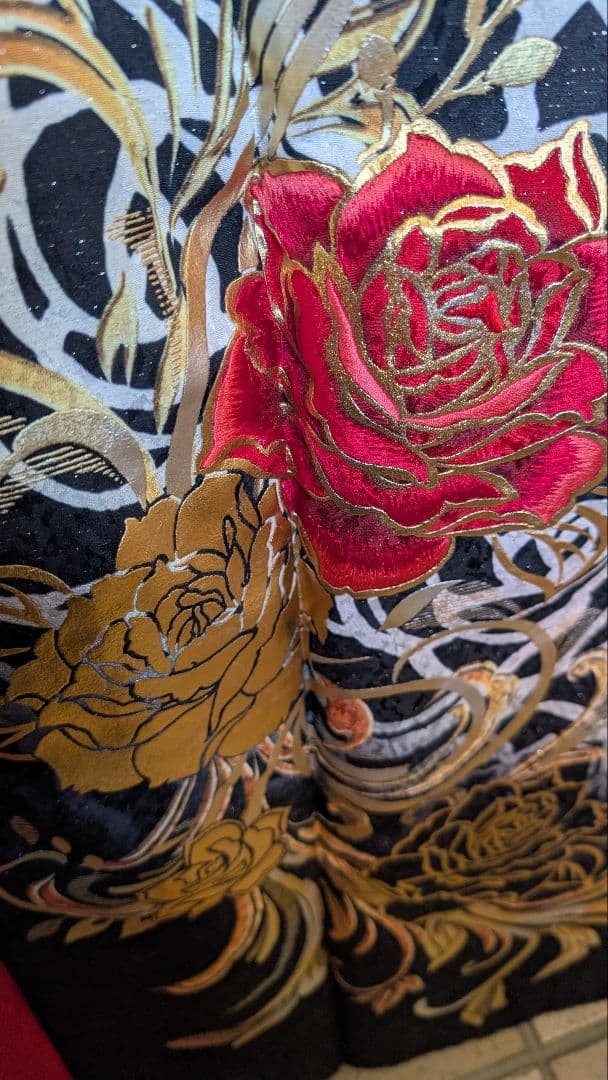 【超美品•現代柄】黒地に華やかな白と赤と金のバラの振袖＆袋帯のセット♪172cm