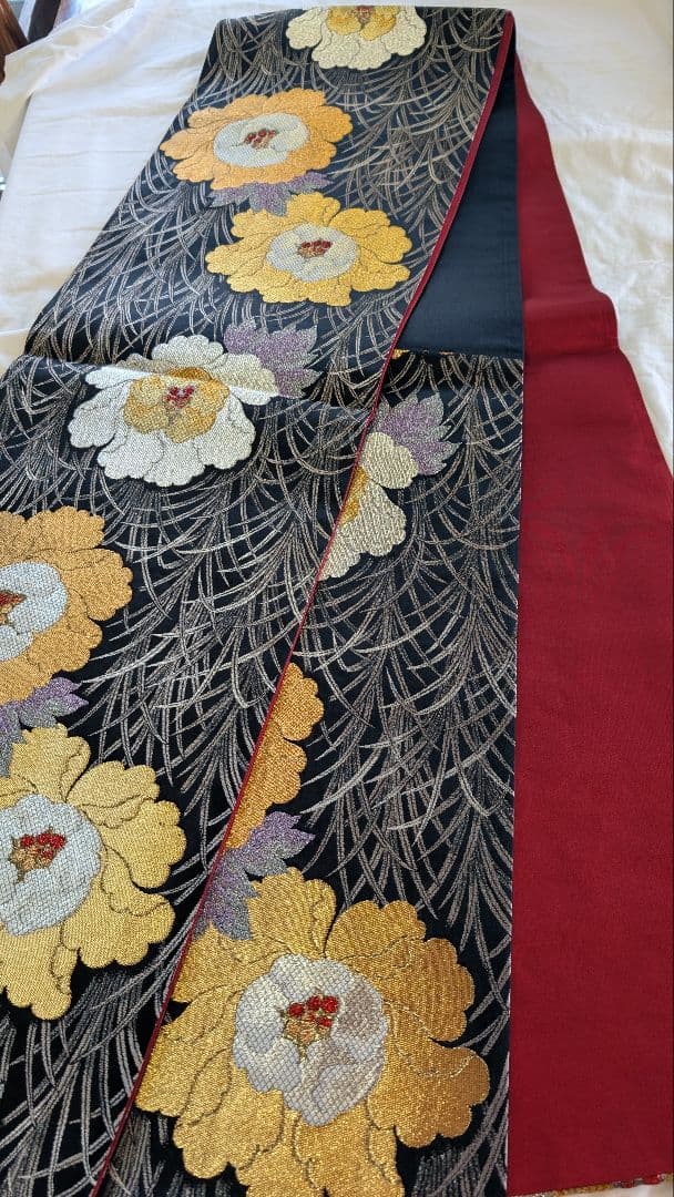 【超美品•現代柄】黒地に華やかな白と赤と金のバラの振袖＆袋帯のセット♪172cm