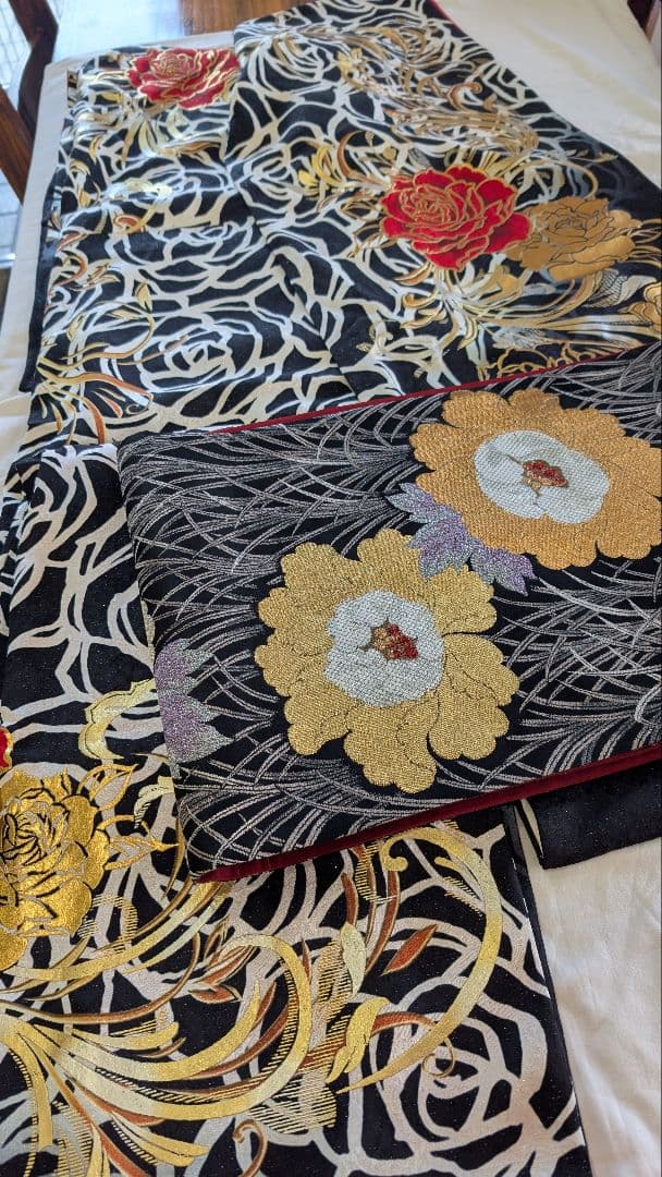 【超美品•現代柄】黒地に華やかな白と赤と金のバラの振袖＆袋帯のセット♪172cm