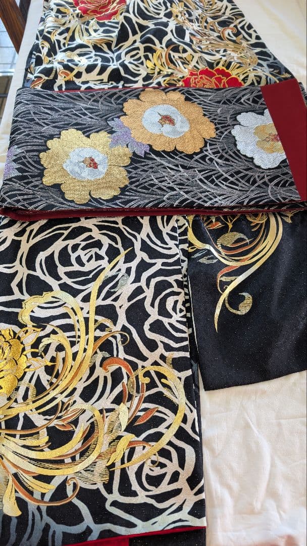 【超美品•現代柄】黒地に華やかな白と赤と金のバラの振袖＆袋帯のセット♪172cm