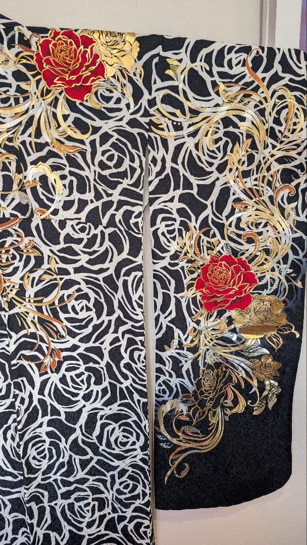 【超美品•現代柄】黒地に華やかな白と赤と金のバラの振袖＆袋帯のセット♪172cm
