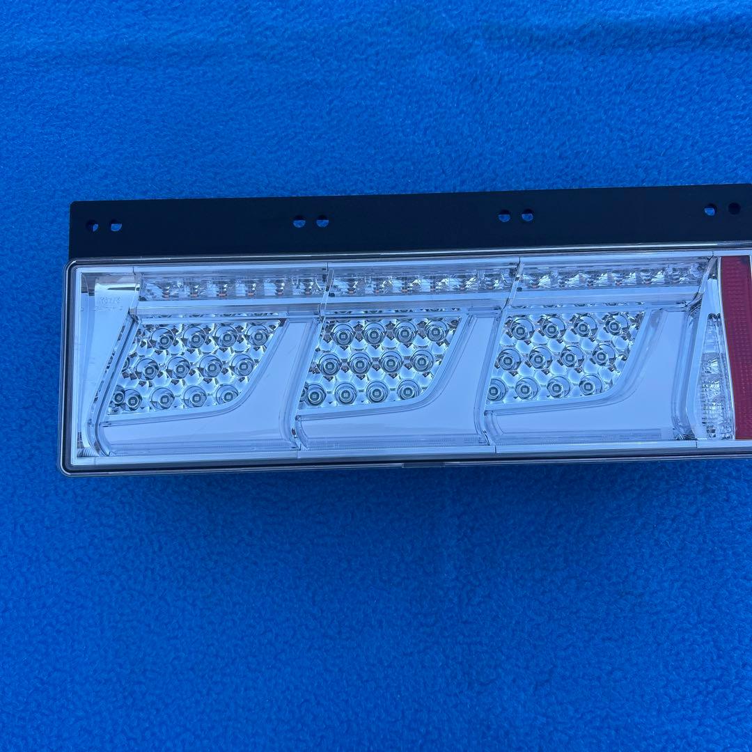 小糸LEDテールランプ 右側　新車外し　クリアー21W 新型　ノーマルターン