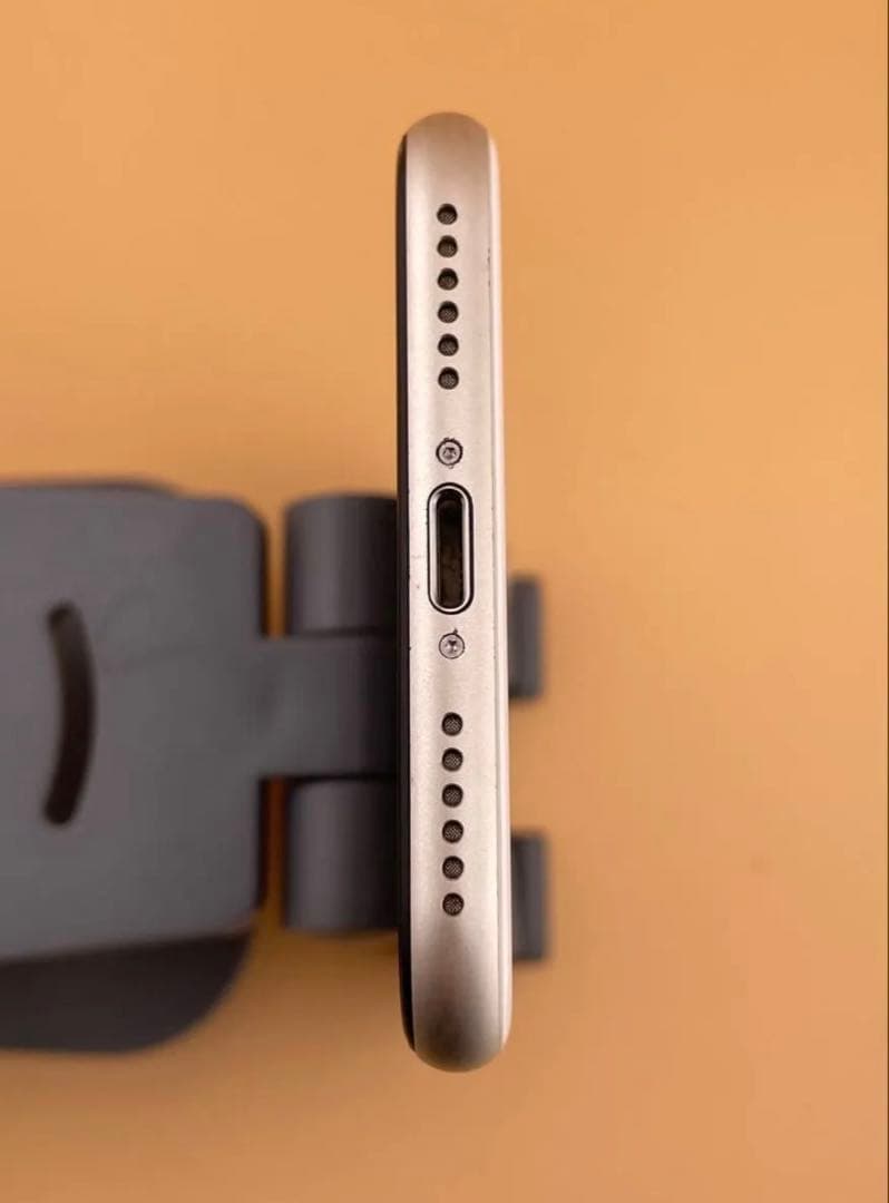 iPhone SE 3 128GB スターライトバッテリー100%