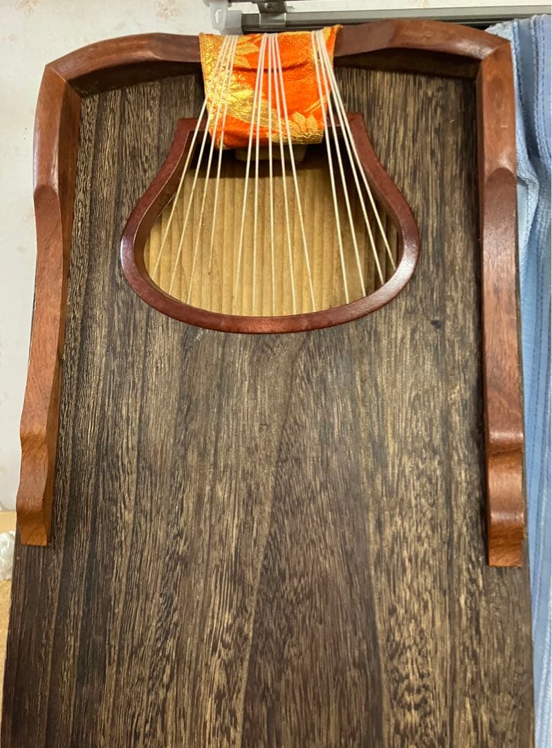 お琴です。箏曲部でのお家練習用に、良い音色です。