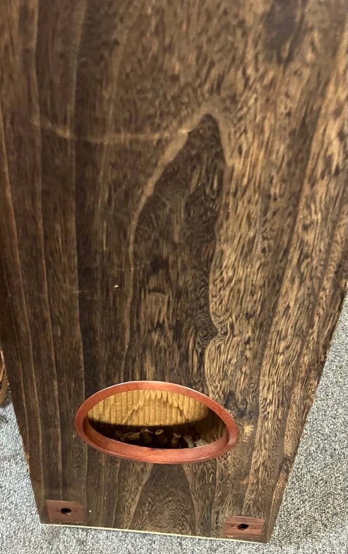 お琴です。箏曲部でのお家練習用に、良い音色です。