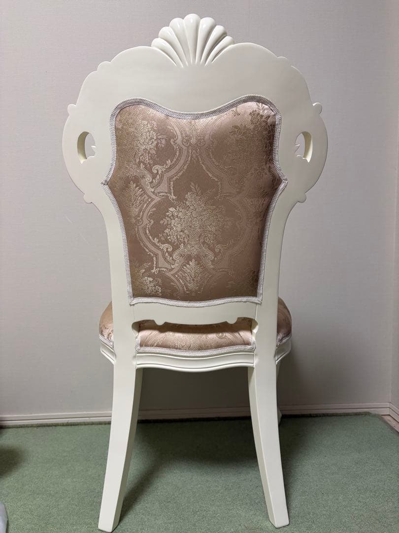 1.クラシック ホワイト ダイニングチェア　美品　4脚持っています。