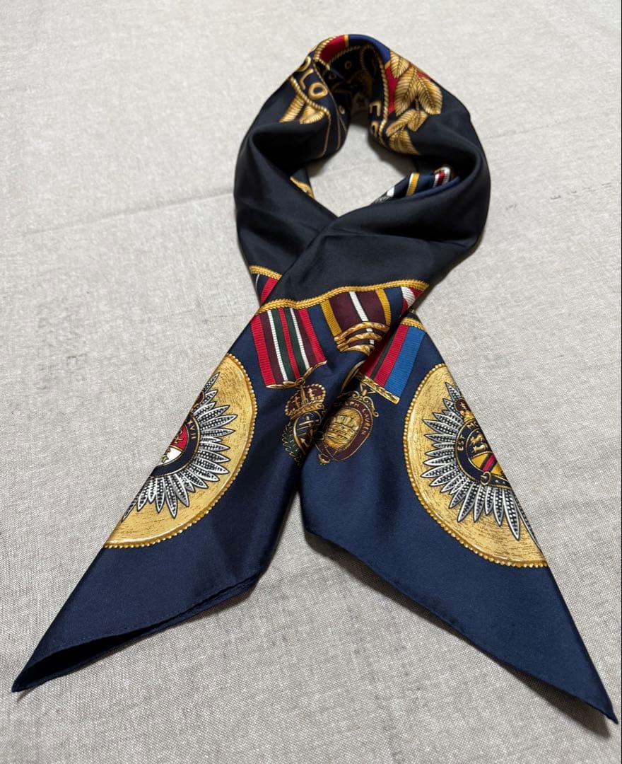 Ralph Lauren／大判スカーフ／メダルプリント／ネイビー／マルチカラー