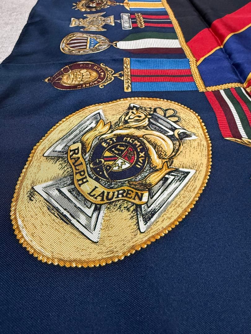 Ralph Lauren／大判スカーフ／メダルプリント／ネイビー／マルチカラー