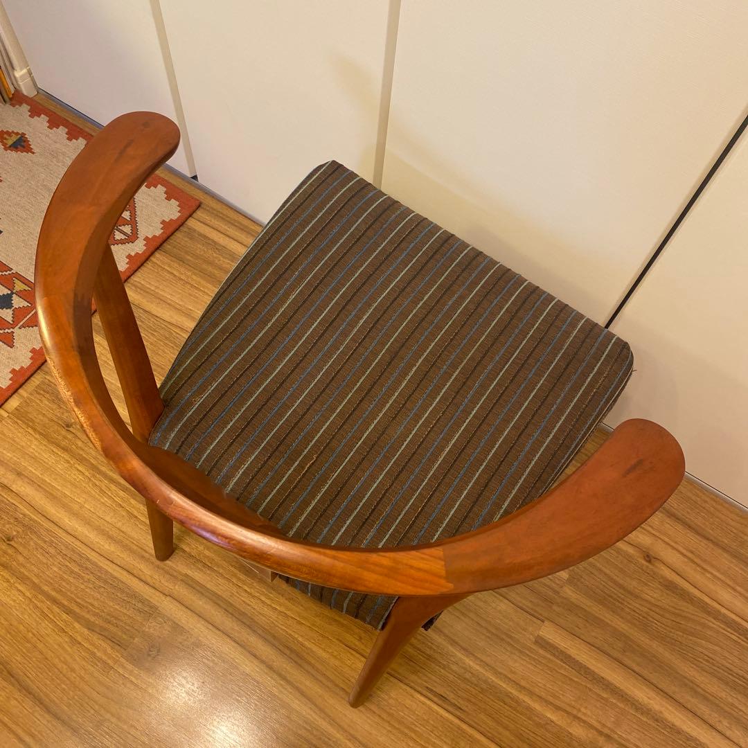 カリモク　アーム付きストライプダイニングチェア