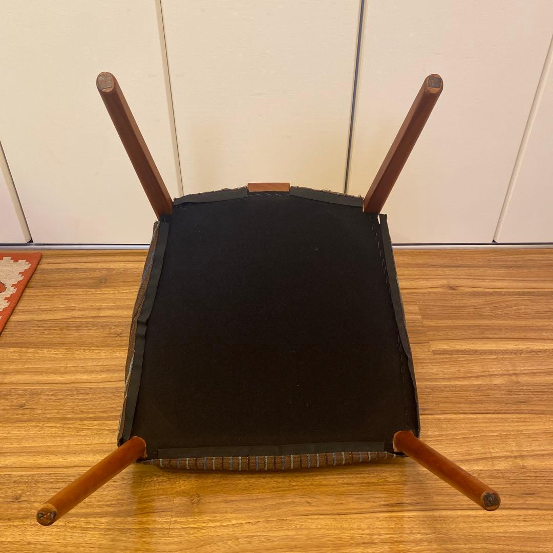 カリモク　アーム付きストライプダイニングチェア