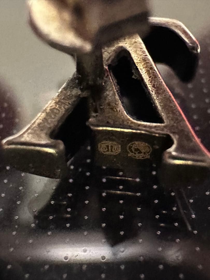 LOUIS VUITTON LVロゴピアス(片耳用)