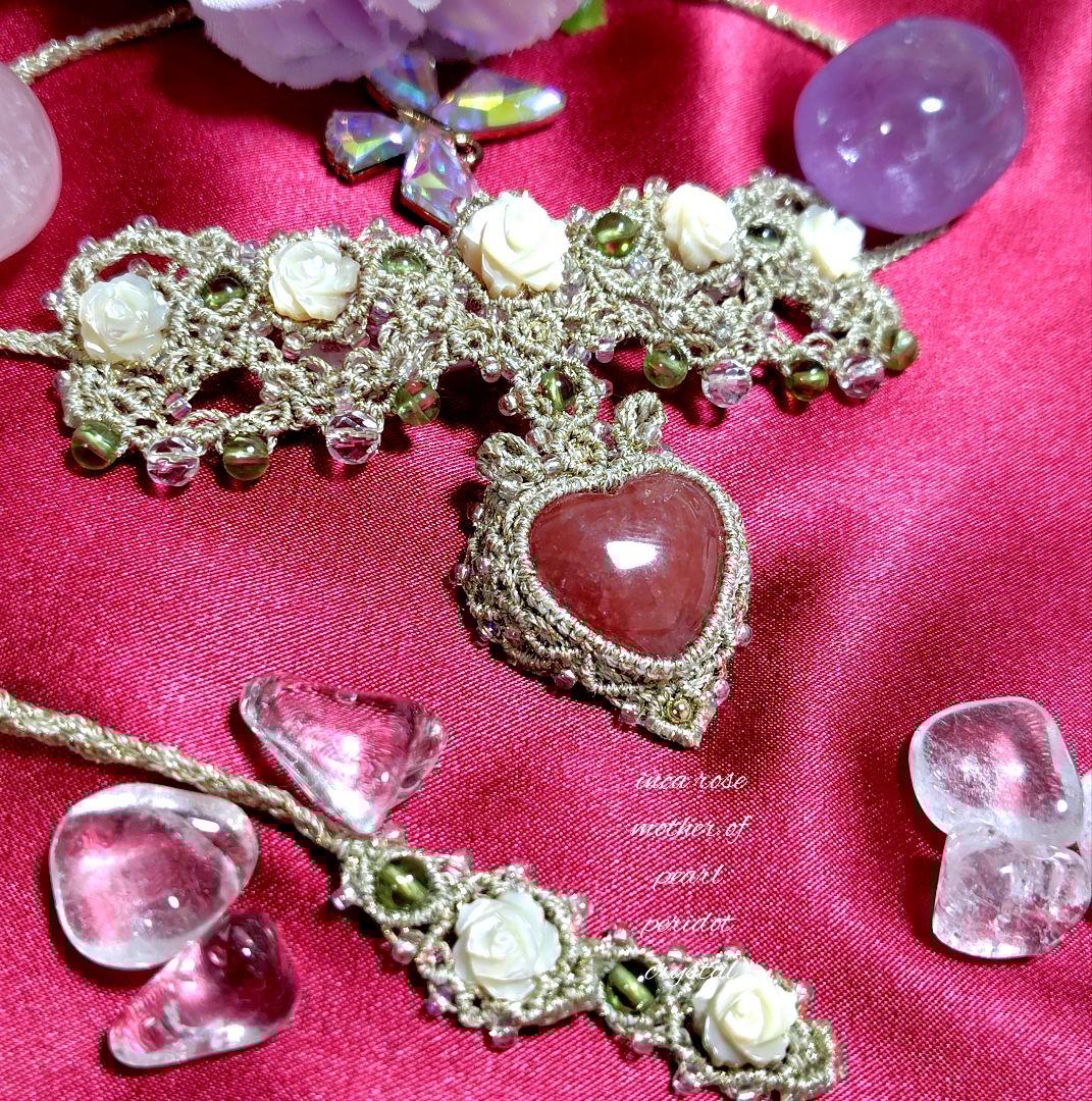 ♡インカローズ、マザーオブパール、ペリドットのマクラメネックレス