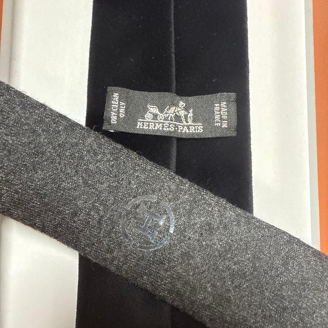 美品　エルメス　ネクタイ　黒・グレー　無地　ウール