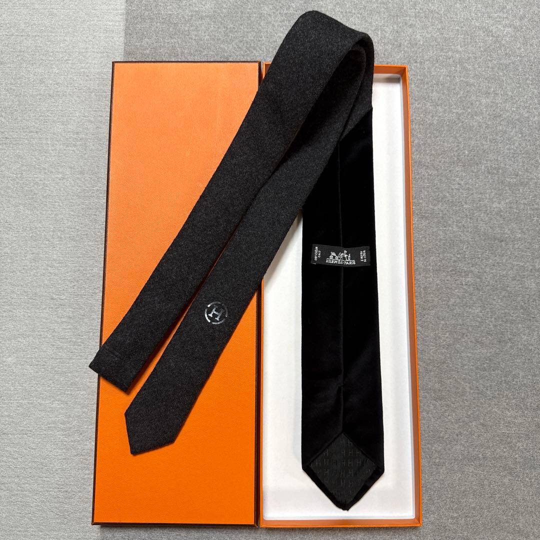美品　エルメス　ネクタイ　黒・グレー　無地　ウール