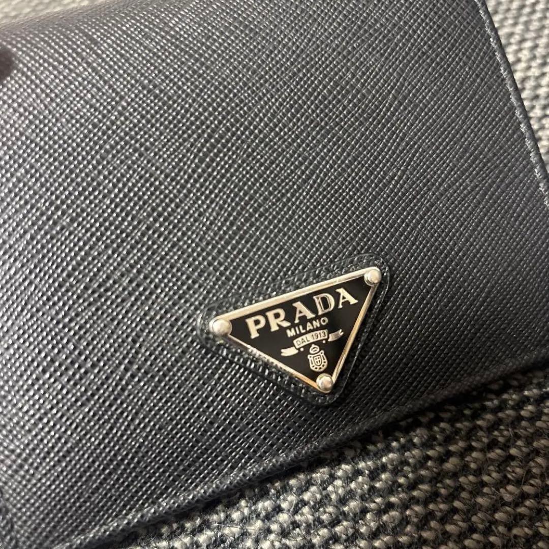 プラダ　二つ折財布