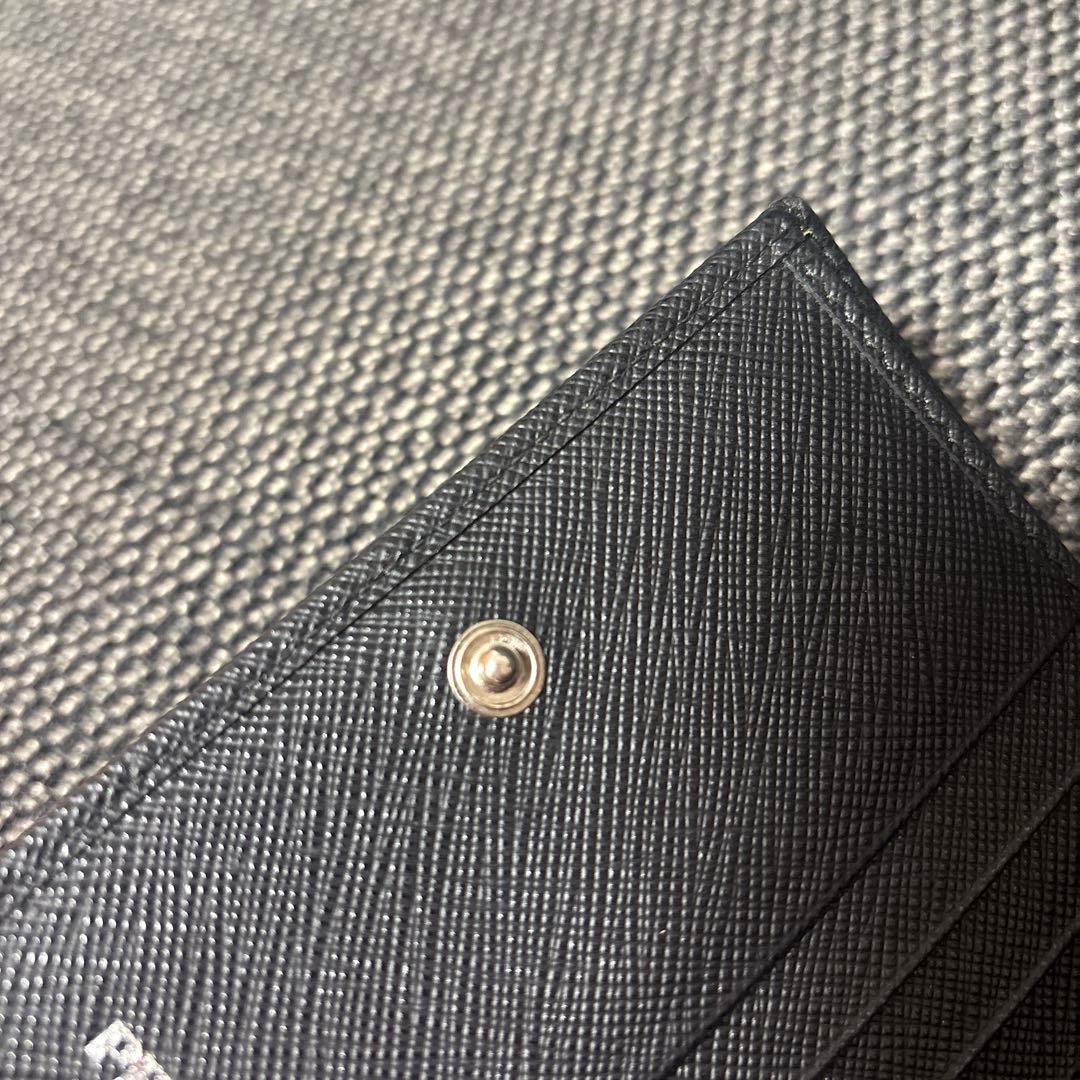 プラダ　二つ折財布