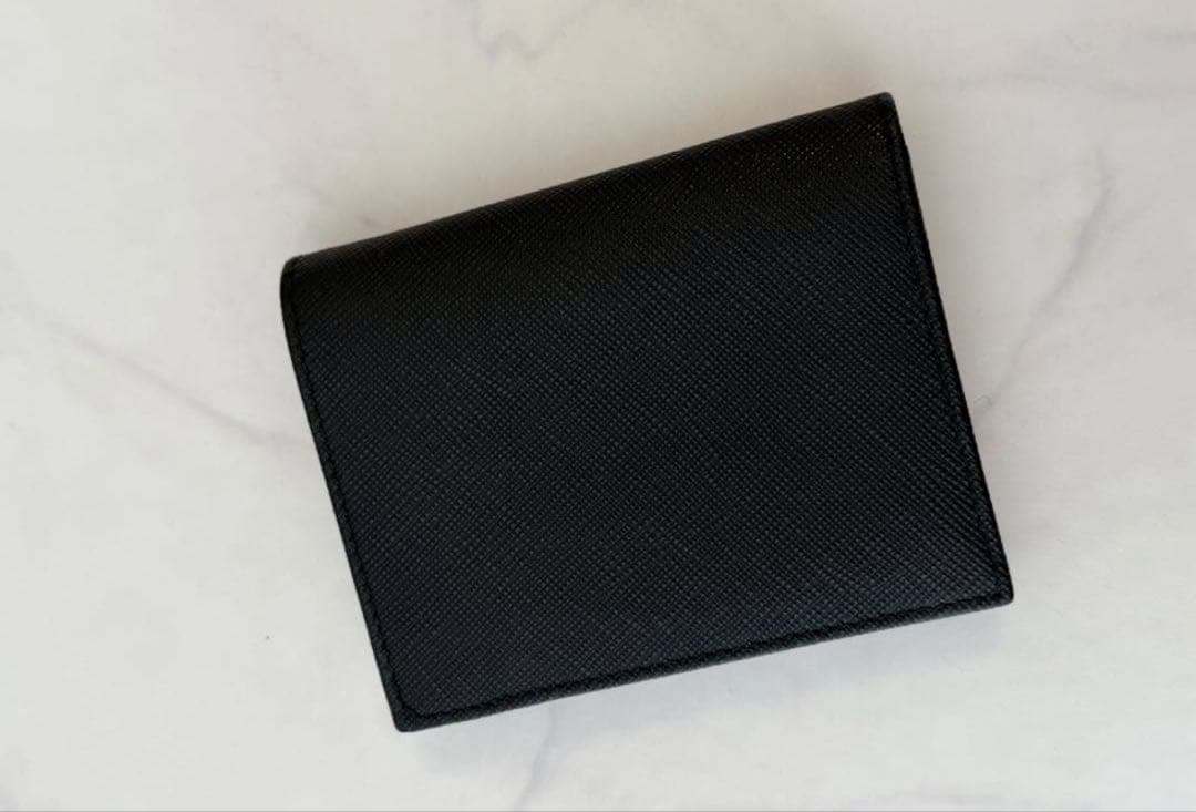 プラダ　二つ折財布