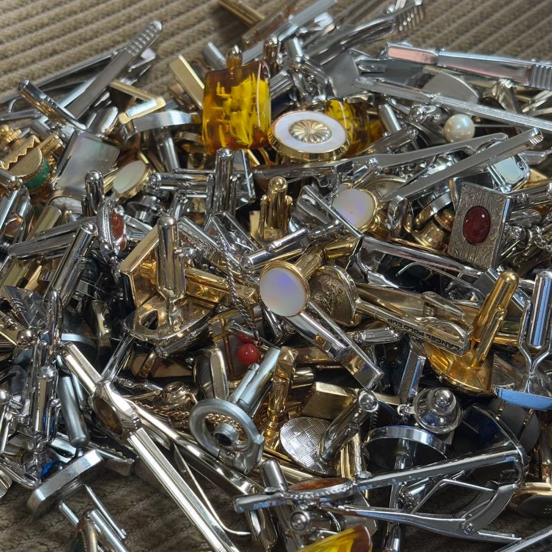 遺品整理 大量アクセサリー 時計 まとめ売り ブローチ ネクタイピン 刻印未検品