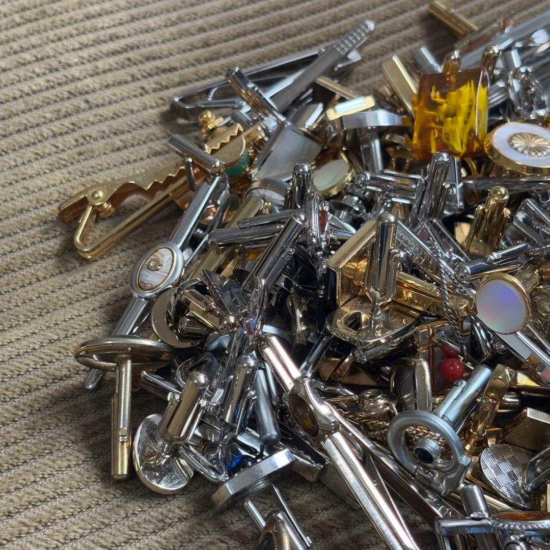 遺品整理 大量アクセサリー 時計 まとめ売り ブローチ ネクタイピン 刻印未検品
