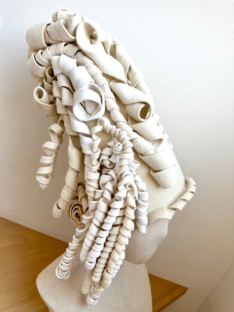 アートハット　1点物ハンドメイド帽子 オフ白　ウールフェルト　ロールヘア風