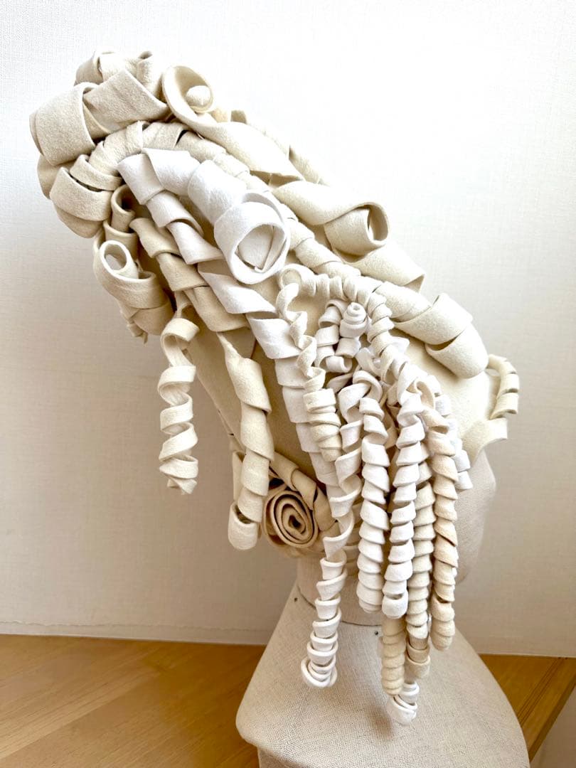 アートハット　1点物ハンドメイド帽子 オフ白　ウールフェルト　ロールヘア風