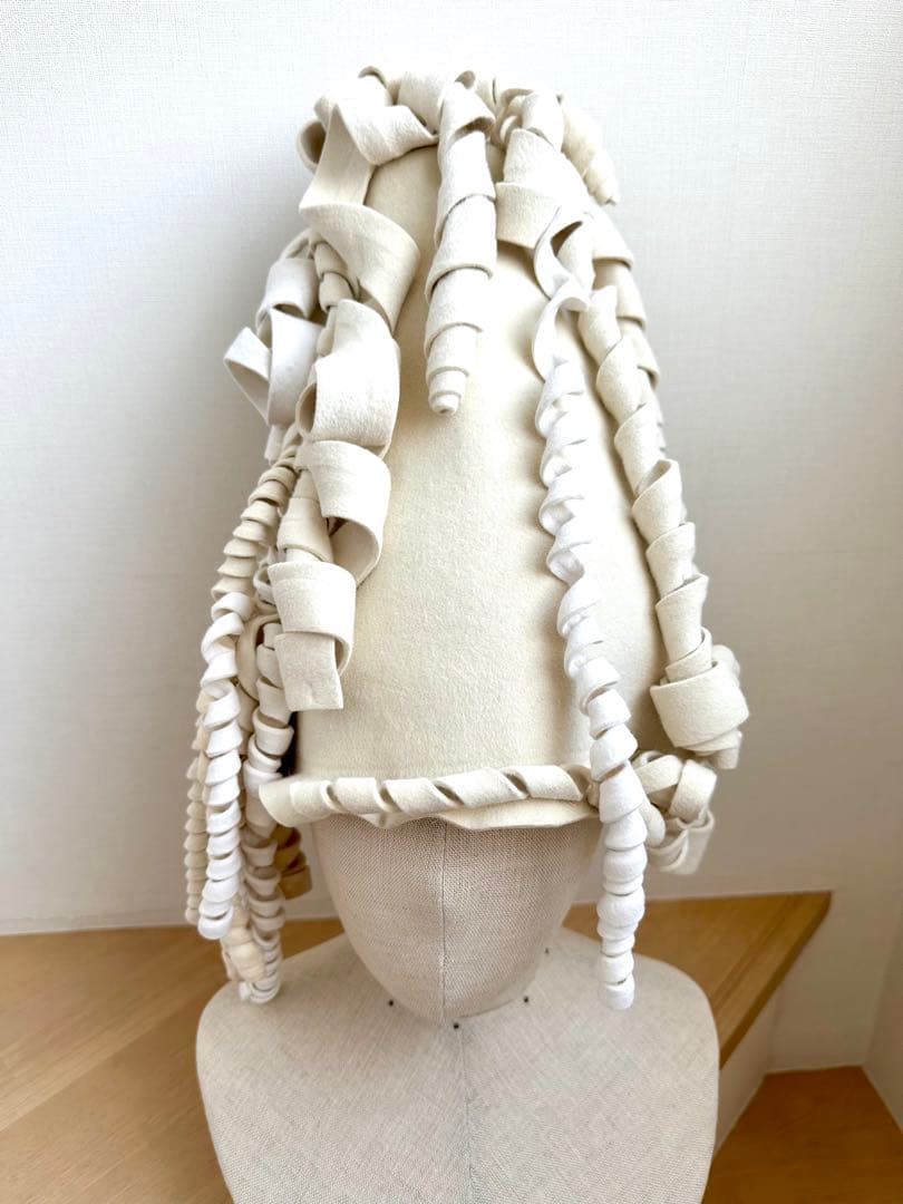 アートハット　1点物ハンドメイド帽子 オフ白　ウールフェルト　ロールヘア風