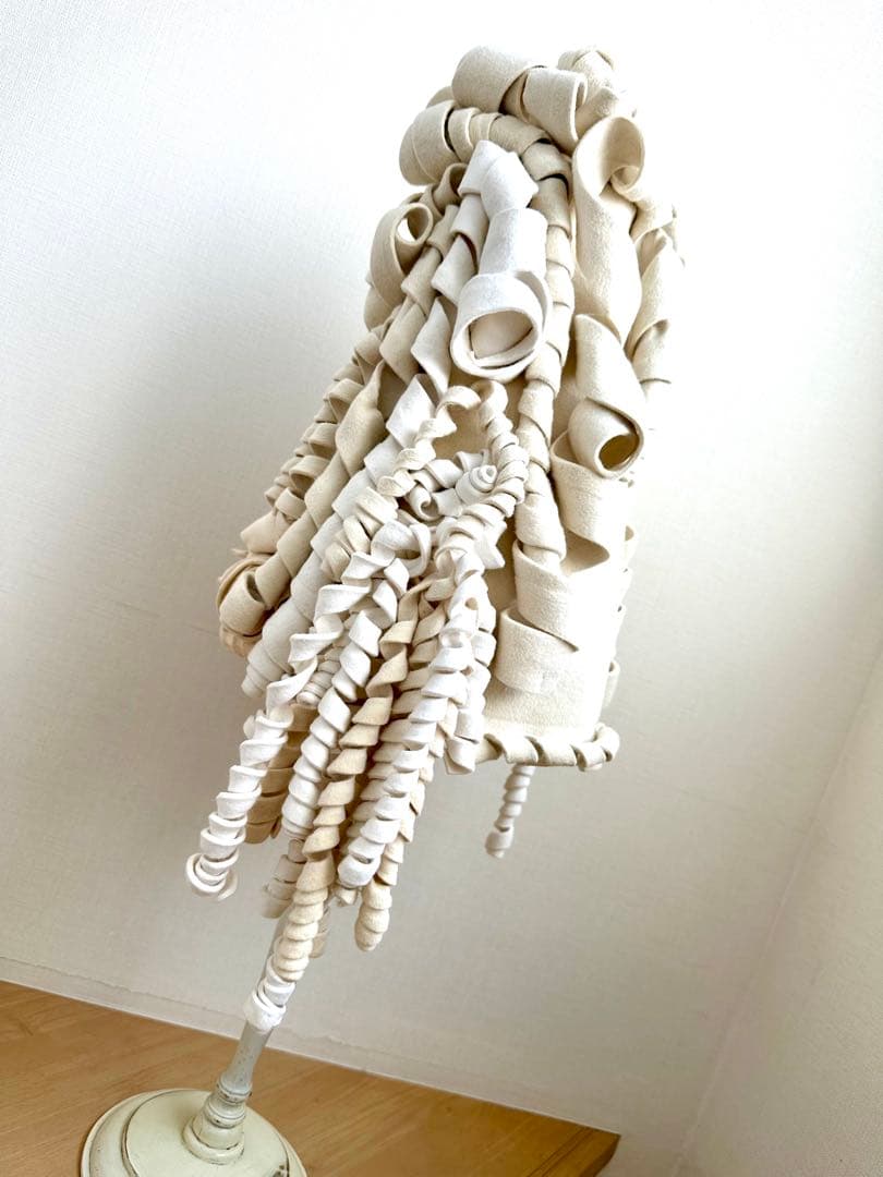 アートハット　1点物ハンドメイド帽子 オフ白　ウールフェルト　ロールヘア風