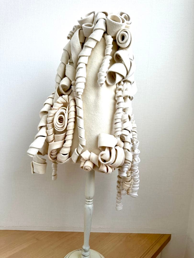 アートハット　1点物ハンドメイド帽子 オフ白　ウールフェルト　ロールヘア風