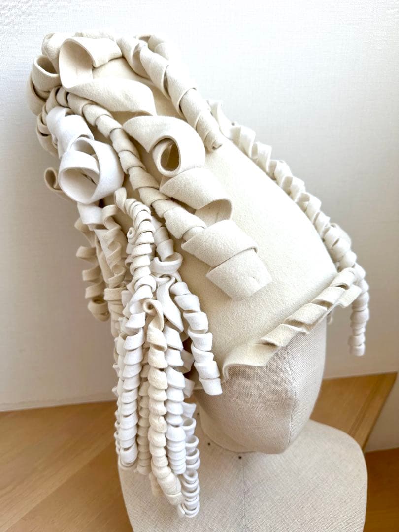 アートハット　1点物ハンドメイド帽子 オフ白　ウールフェルト　ロールヘア風