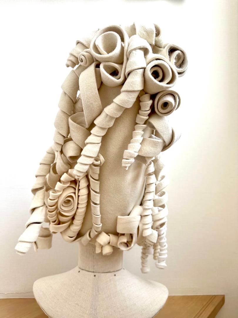 アートハット　1点物ハンドメイド帽子 オフ白　ウールフェルト　ロールヘア風