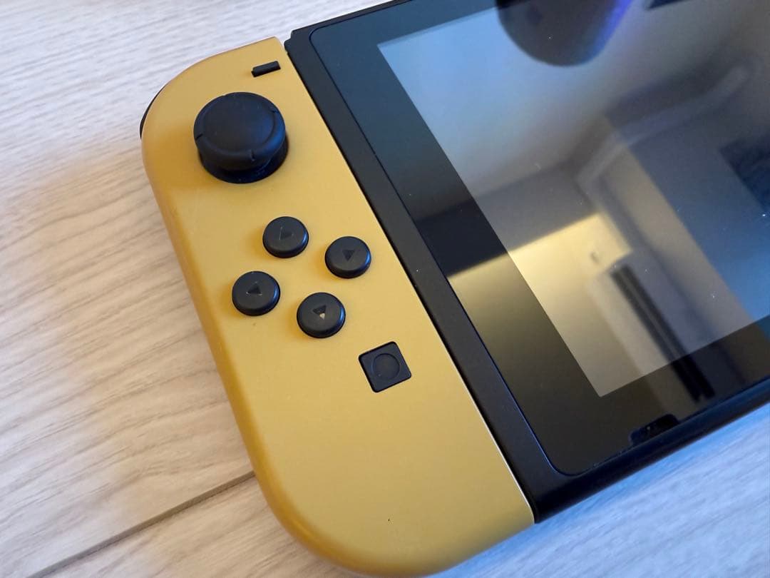 【ピカブイ限定モデル】NintendoSwitch本体+キャリングケース